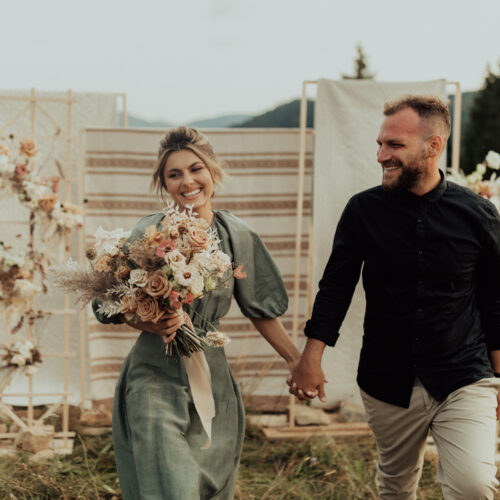 Intimate and discreet wedding ceremony in nature. Wedding adapted to the conditions of the pandemic